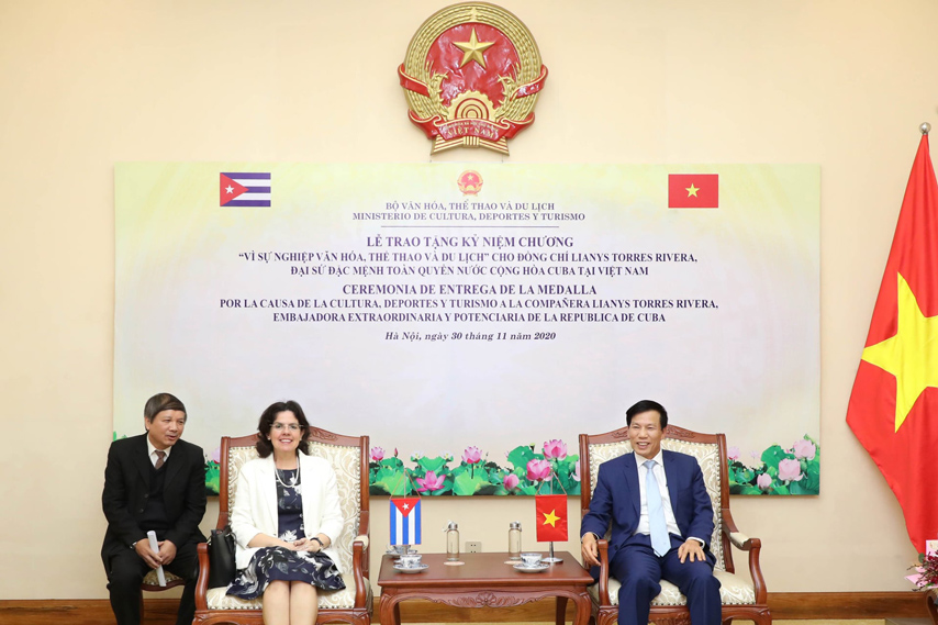 Trao Ky Niem Chuong Ds Cuba 03