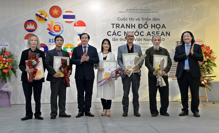 Trien Lam Tranh Do Hoa Lan 3 06