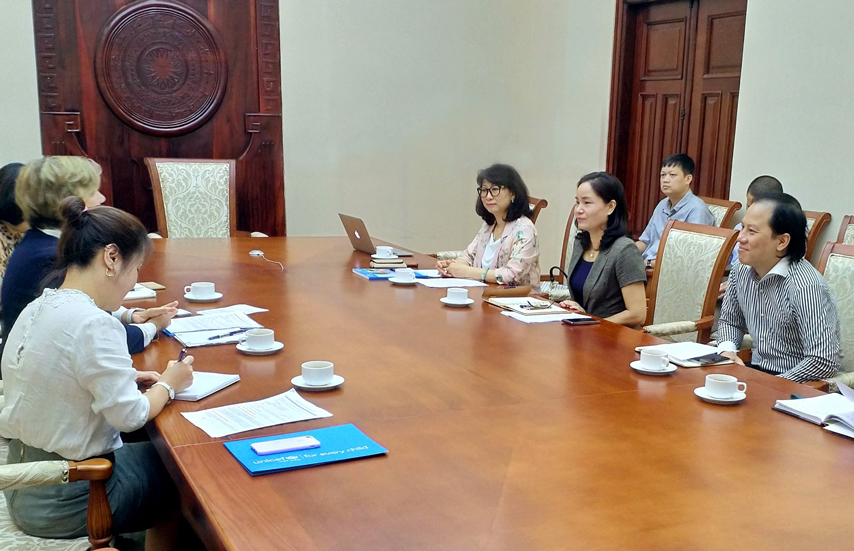 Tt Trinh Thi Thuy Lam Viec Voi Truong Dai Dien Unicef Vn 01