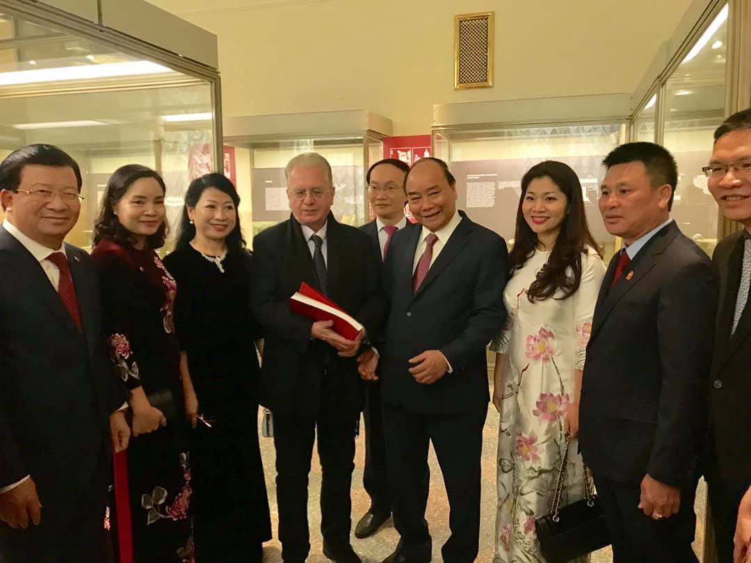 Trien Lam Nhung Nen Vh Co Vn 01