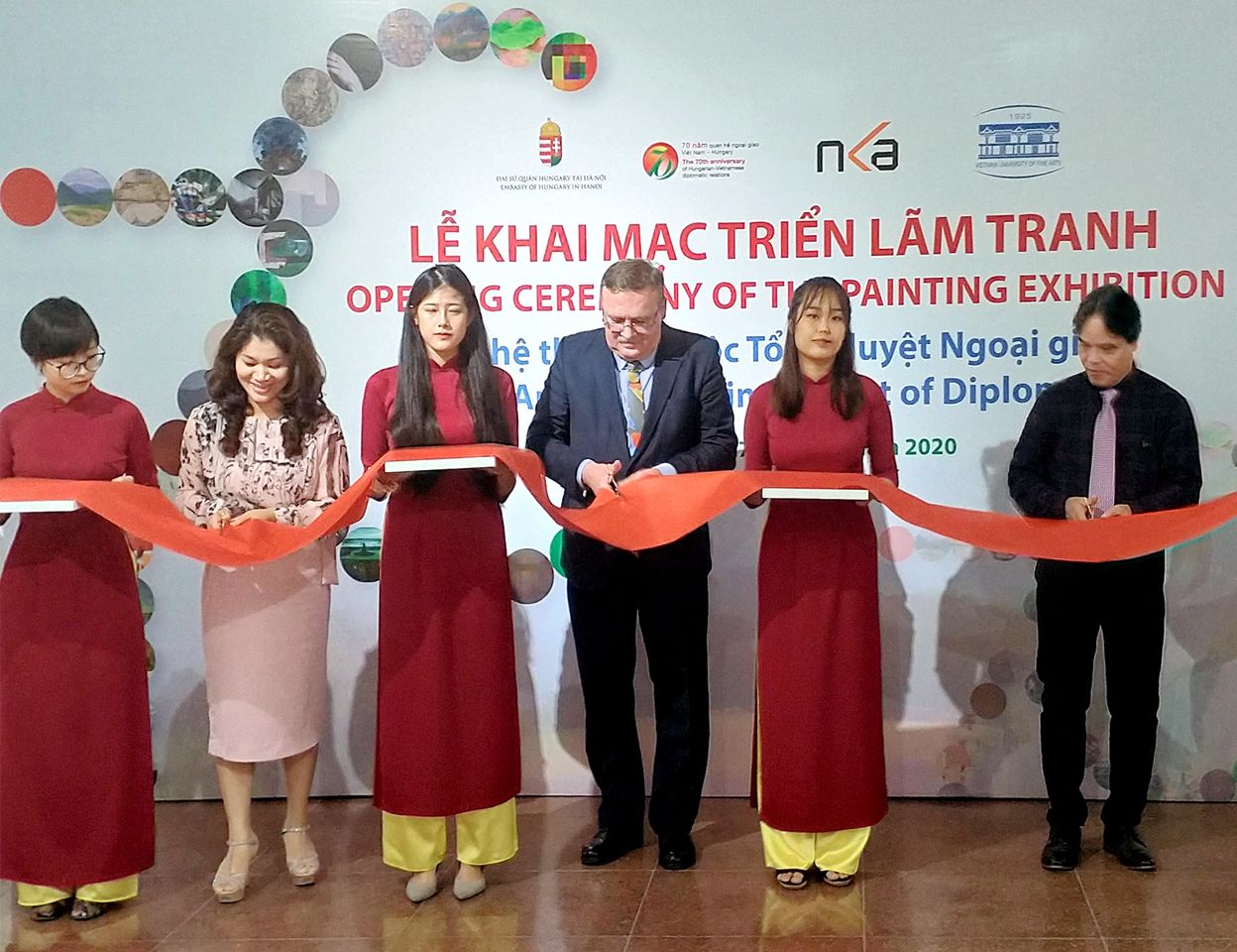 Trien Lam Tranh Nghe Thuat Cuoc Tong Duyet Ngoai Giao 01