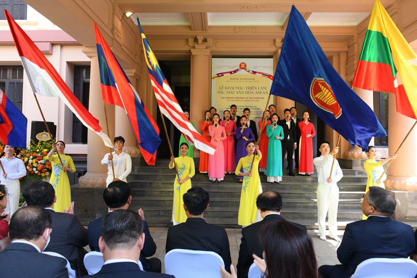 Trien Lam Sac Mau Van Asean 02