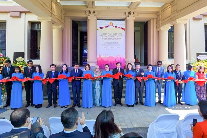 Trien Lam Sac Mau Van Asean 04