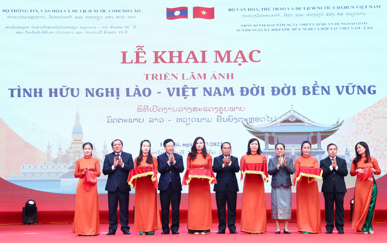 Trien Lam Tinh Huu Nghi Lao Viet 02