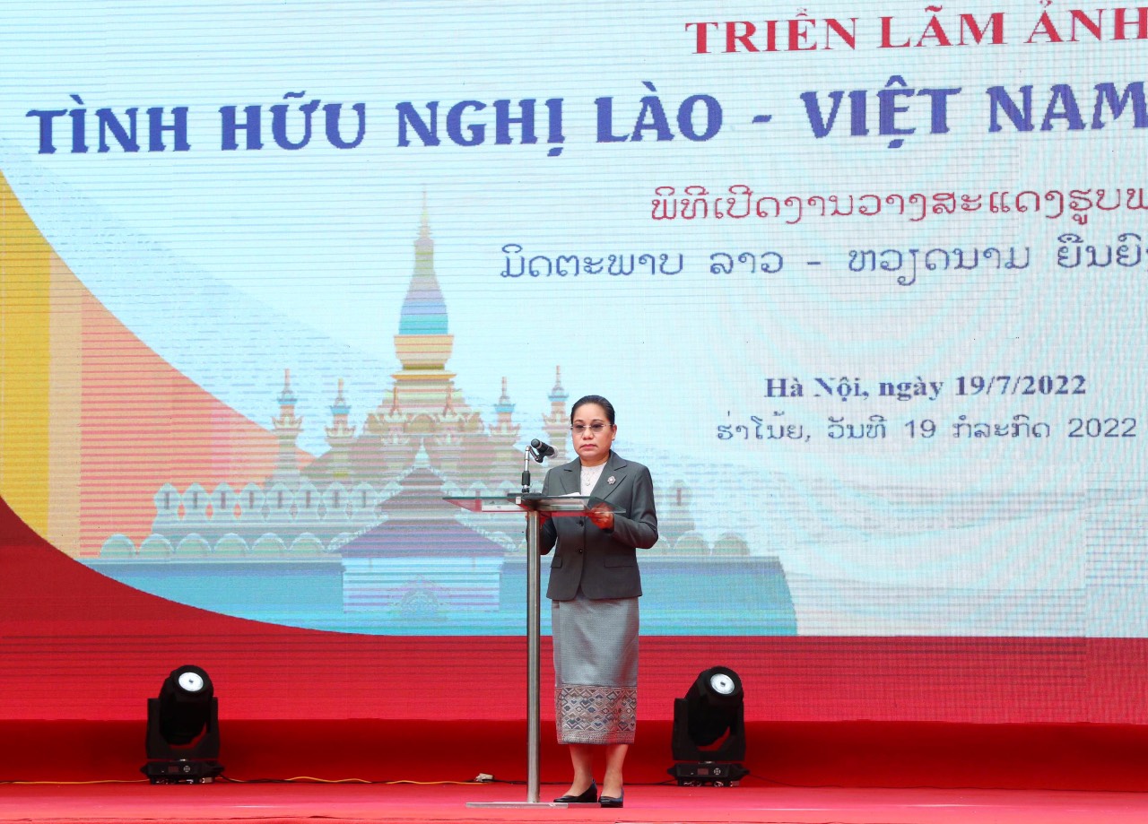 Trien Lam Tinh Huu Nghi Lao Viet 04