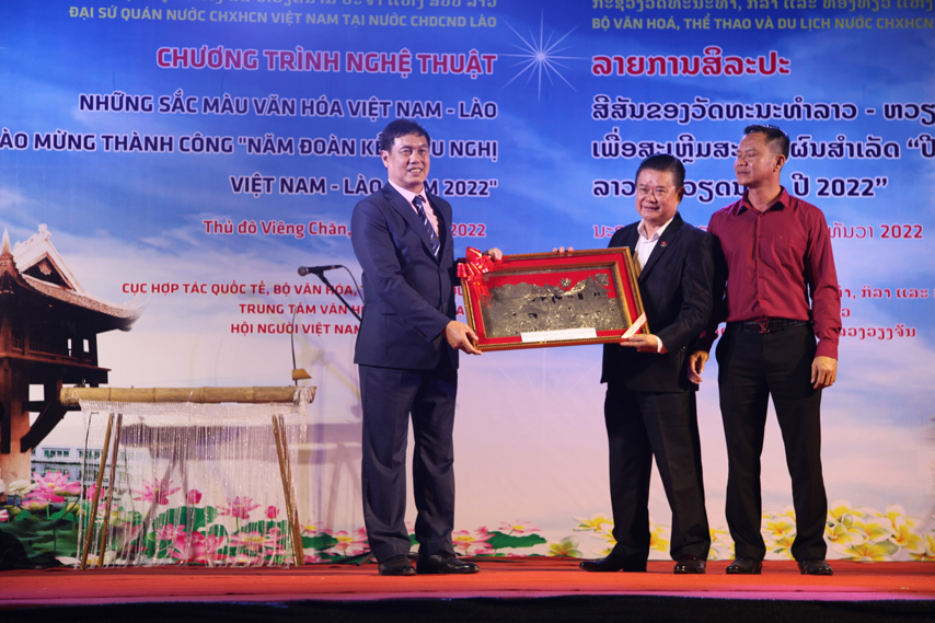Am Ap Chuong Trinh Nghe Thuat Danh Cho Kieu Bao Viet Nam O Thu Do Vieng Chan Lao 02