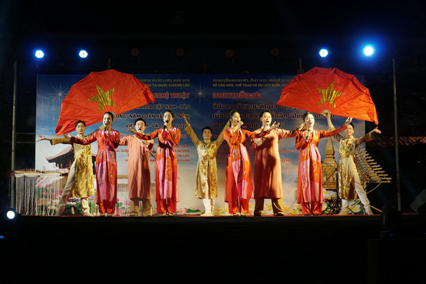 Am Ap Chuong Trinh Nghe Thuat Danh Cho Kieu Bao Viet Nam O Thu Do Vieng Chan Lao 05