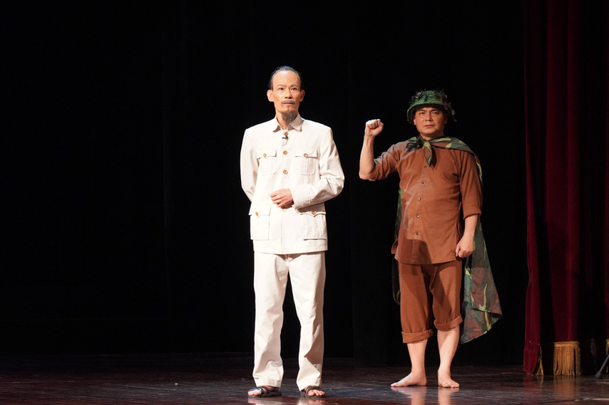 An Tuong Va Cam Xuc Voi Vo Kich Nguoi Di Dep Cao Su 07