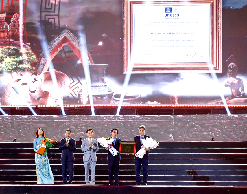 Le Don Bang Unesco Ghi Danh Nghe Thuat Lam Gom Cua Nguoi Cham 03