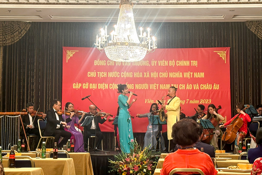 Mon Qua Nghe Thuat Dac Biet Cua Chu Tich Nuoc Danh Tang Kieu Bao Tai Ao Va Chau Au 03