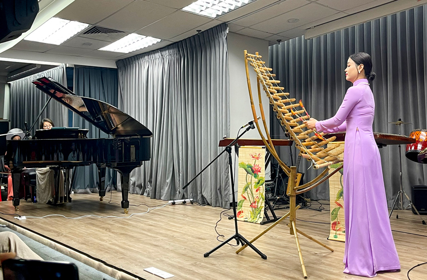 Cam Xuc Lang Dong Trong Chuong Trinh Bieu Dien Khai Mac Nhung Ngay Van Hoa Viet Nam Tai Singapore 05