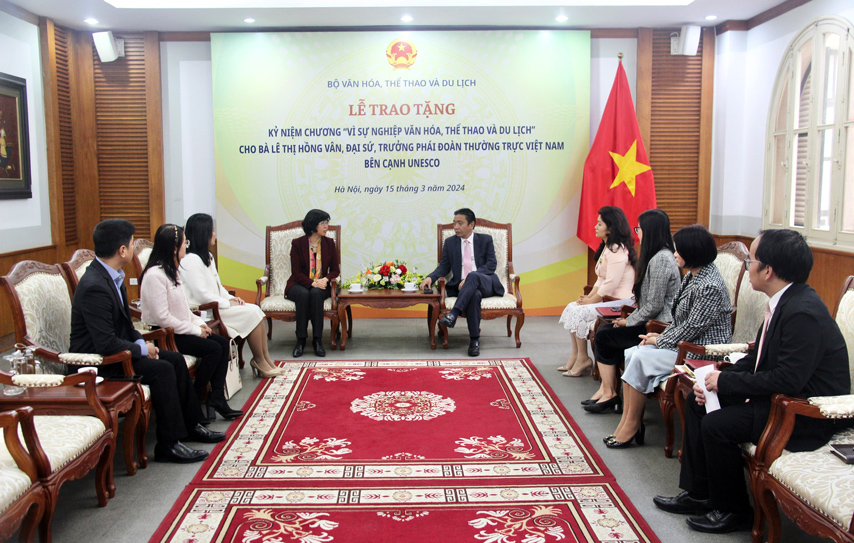 Trao Knc Vi Su Nghiep Vhttdl Cho Ba Le Thi Hong Van 01
