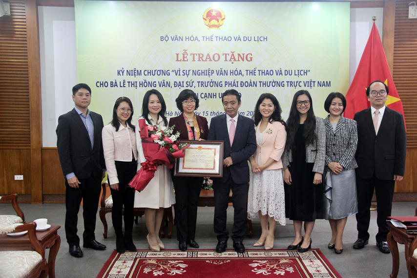Trao Knc Vi Su Nghiep Vhttdl Cho Ba Le Thi Hong Van 06