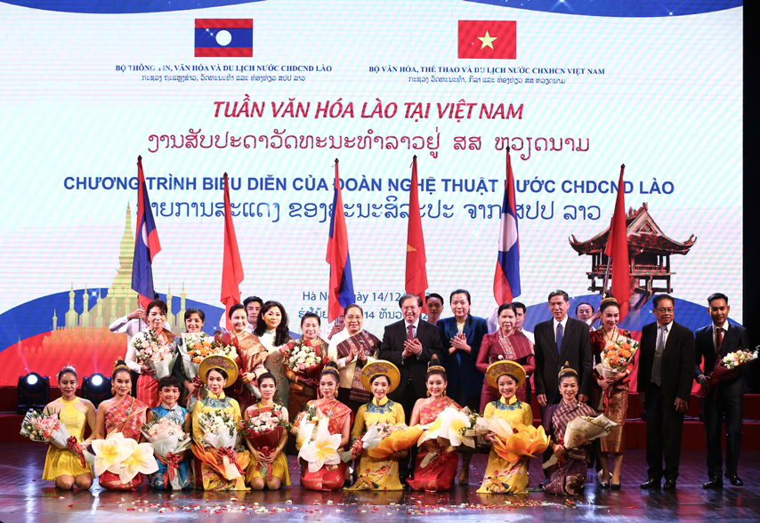 Ruc Ro Sac Mau Dat Nuoc Hoa Cham Pa Giua Long Ha Noi 09