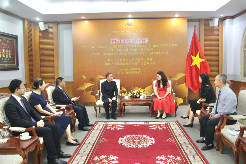 Trao Knc Vi Su Nghiep Vhttdl Cho Tham Tan Vh Tq 01