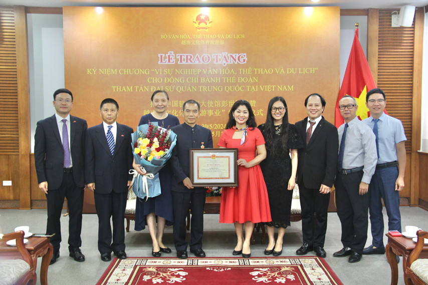 Trao Knc Vi Su Nghiep Vhttdl Cho Tham Tan Vh Tq 03