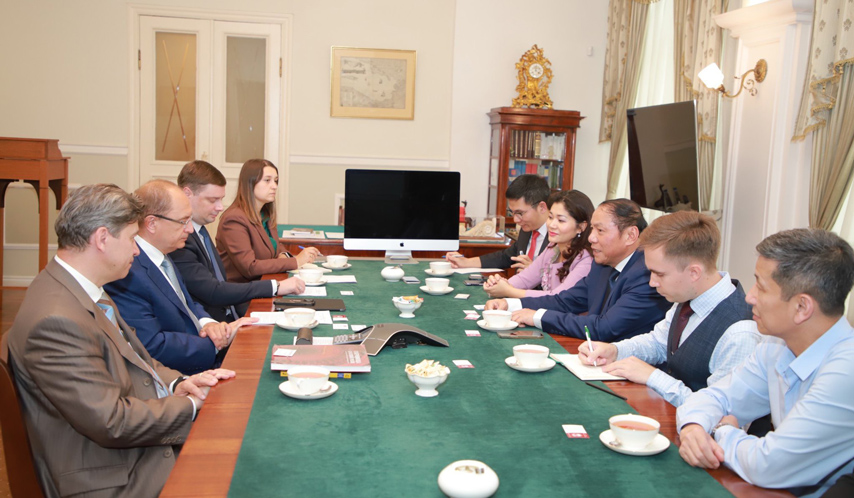 Tham Truong Dai Hoc Tong Hop Quoc Gia St Petersburg Va Vien Ho Chi Minh 04