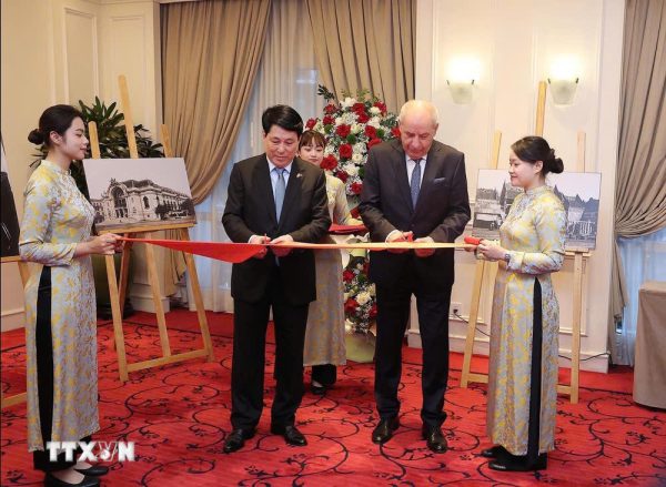 Ctn Va Tt Hungary Khaimac Trung Bay Anh 1